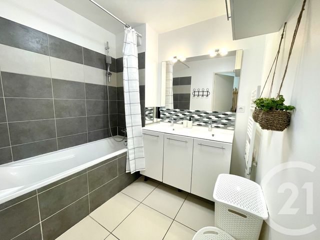 Appartement T3 à vendre - 3 pièces - 66.0 m2 - LE LAVANDOU - 83 - PROVENCE-ALPES-COTE-D-AZUR - Century 21 Net-Immo Agency