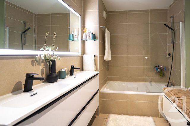 Afficher la photo en grand Appartement T3 à vendre - 3 pièces - 66.82 m2 - BORMES LES MIMOSAS - 83 - PROVENCE-ALPES-COTE-D-AZUR - Century 21 Net-Immo Agency