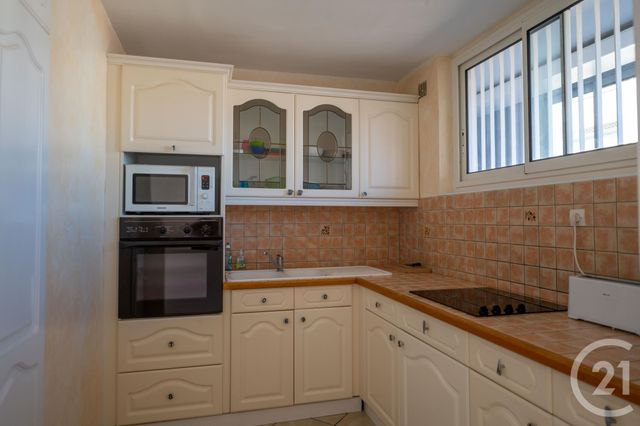Afficher la photo en grand Appartement F3 à vendre - 3 pièces - 60.18 m2 - LE LAVANDOU - 83 - PROVENCE-ALPES-COTE-D-AZUR - Century 21 Net-Immo Agency