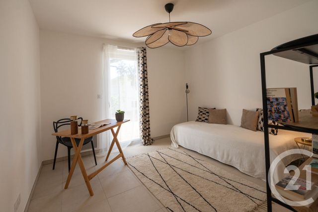 Afficher la photo en grand Appartement T4 à vendre - 4 pièces - 80.0 m2 - LE LAVANDOU - 83 - PROVENCE-ALPES-COTE-D-AZUR - Century 21 Net-Immo Agency