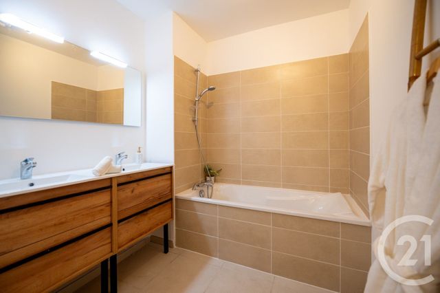Afficher la photo en grand Appartement T4 à vendre - 4 pièces - 80.0 m2 - LE LAVANDOU - 83 - PROVENCE-ALPES-COTE-D-AZUR - Century 21 Net-Immo Agency