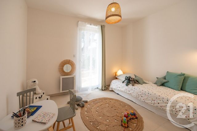 Afficher la photo en grand Appartement T4 à vendre - 4 pièces - 80.0 m2 - LE LAVANDOU - 83 - PROVENCE-ALPES-COTE-D-AZUR - Century 21 Net-Immo Agency